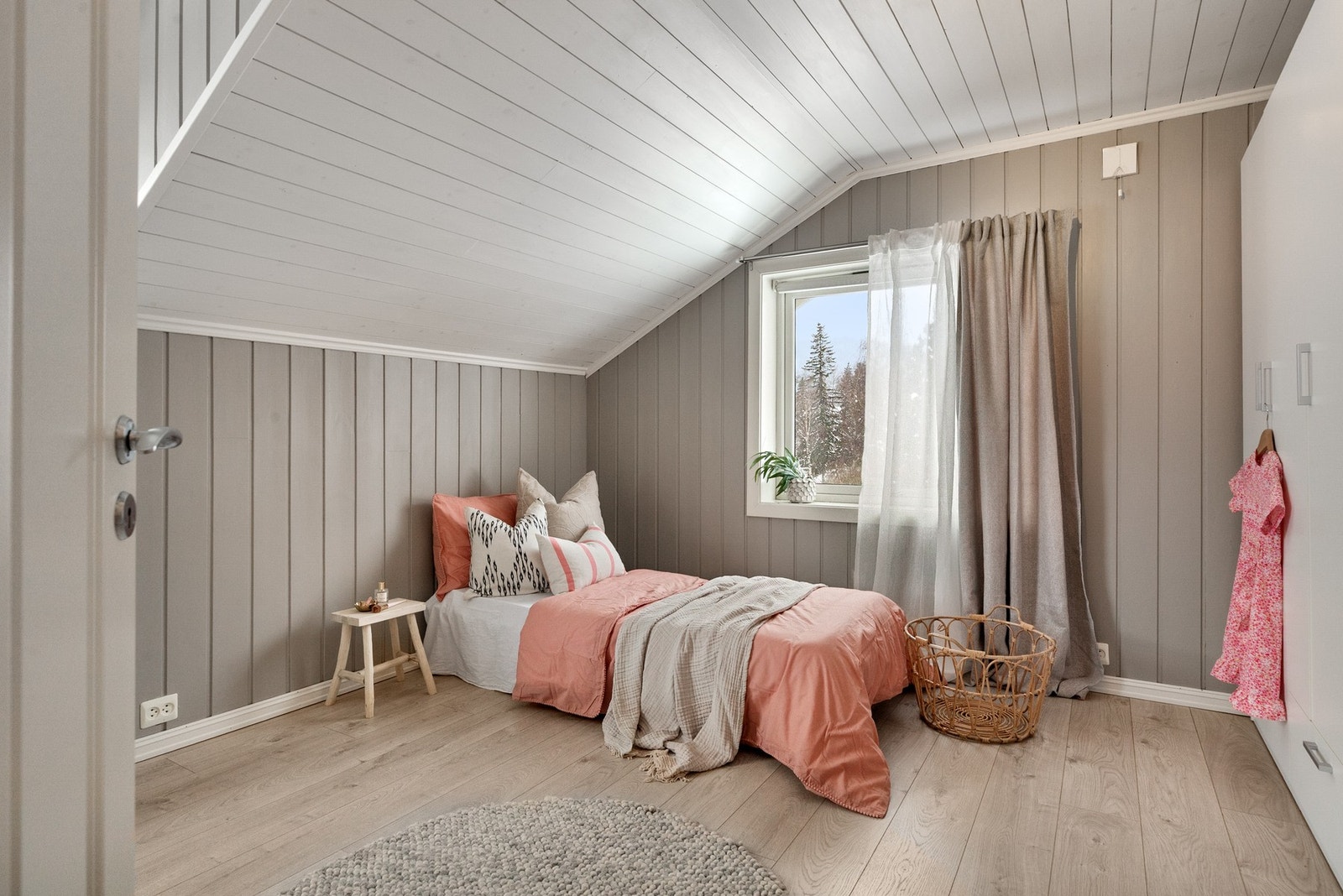 Soverommene er malt i behagelige farger. God plass til garderobeskap Galleribilde