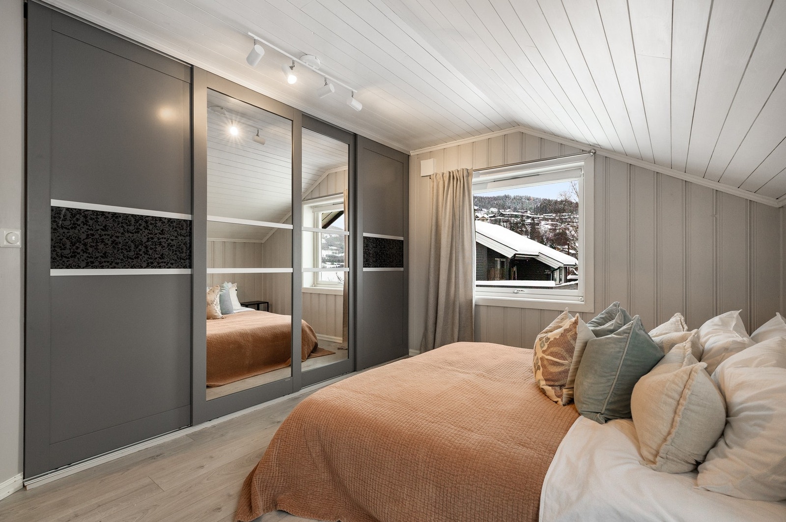 Soverommet er i dag møblert med dobbeltseng Galleribilde