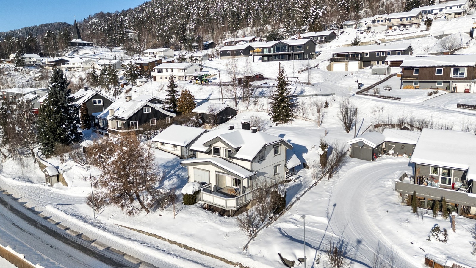 Ny platting øverst på tomta har også godt med plass til utemøblering og gir enda flere muligheter til å nyte livet utendørs. Galleribilde