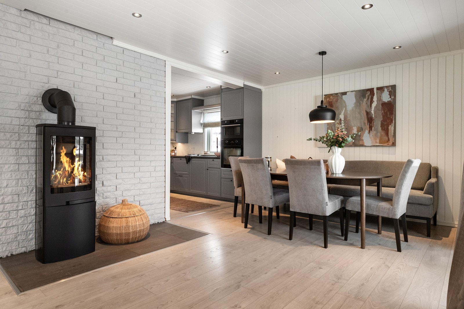 Spisestue og åpen løsning mot kjøkken Galleribilde