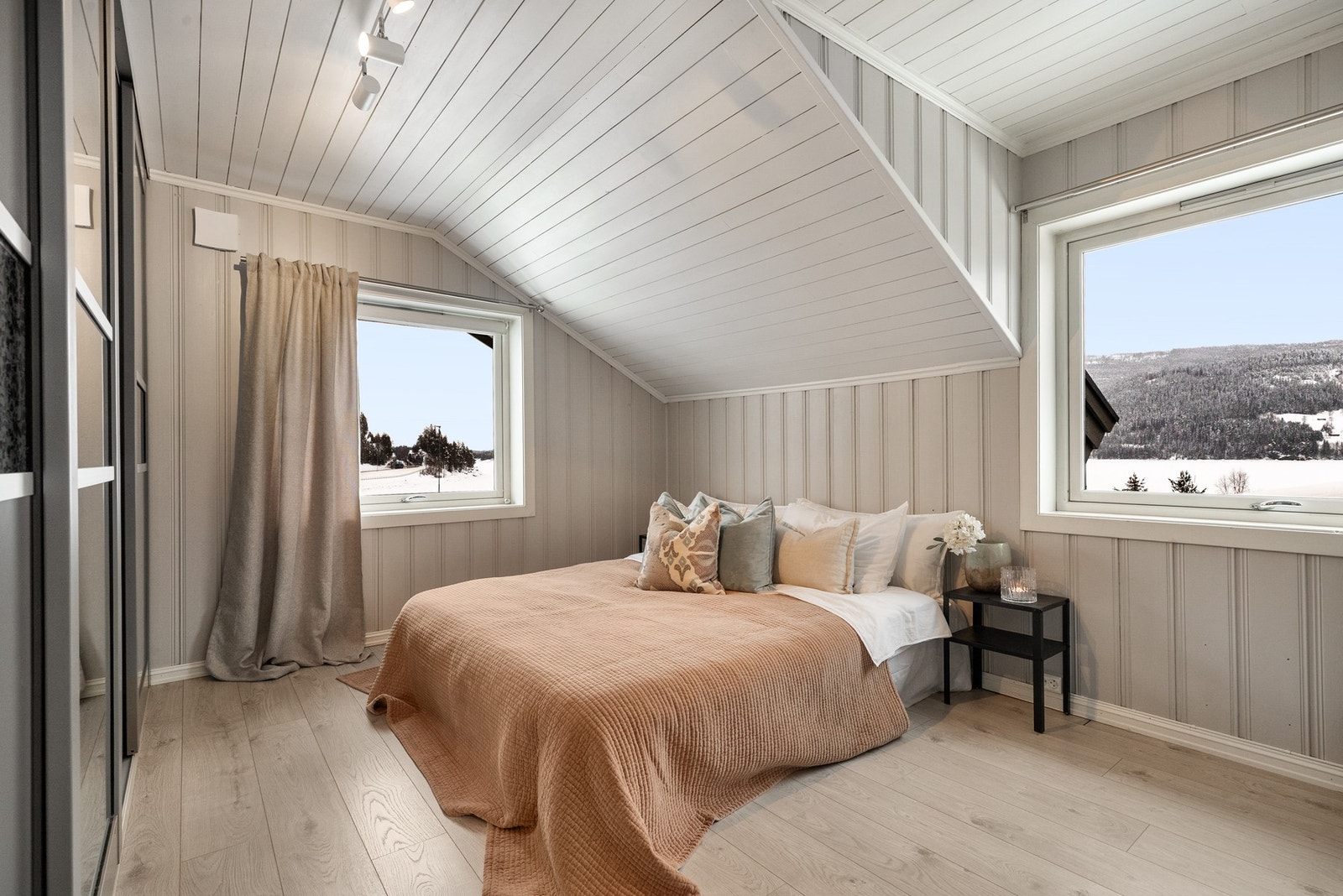 Hovedsoverommet har egen skyvedørsgarderobe Galleribilde