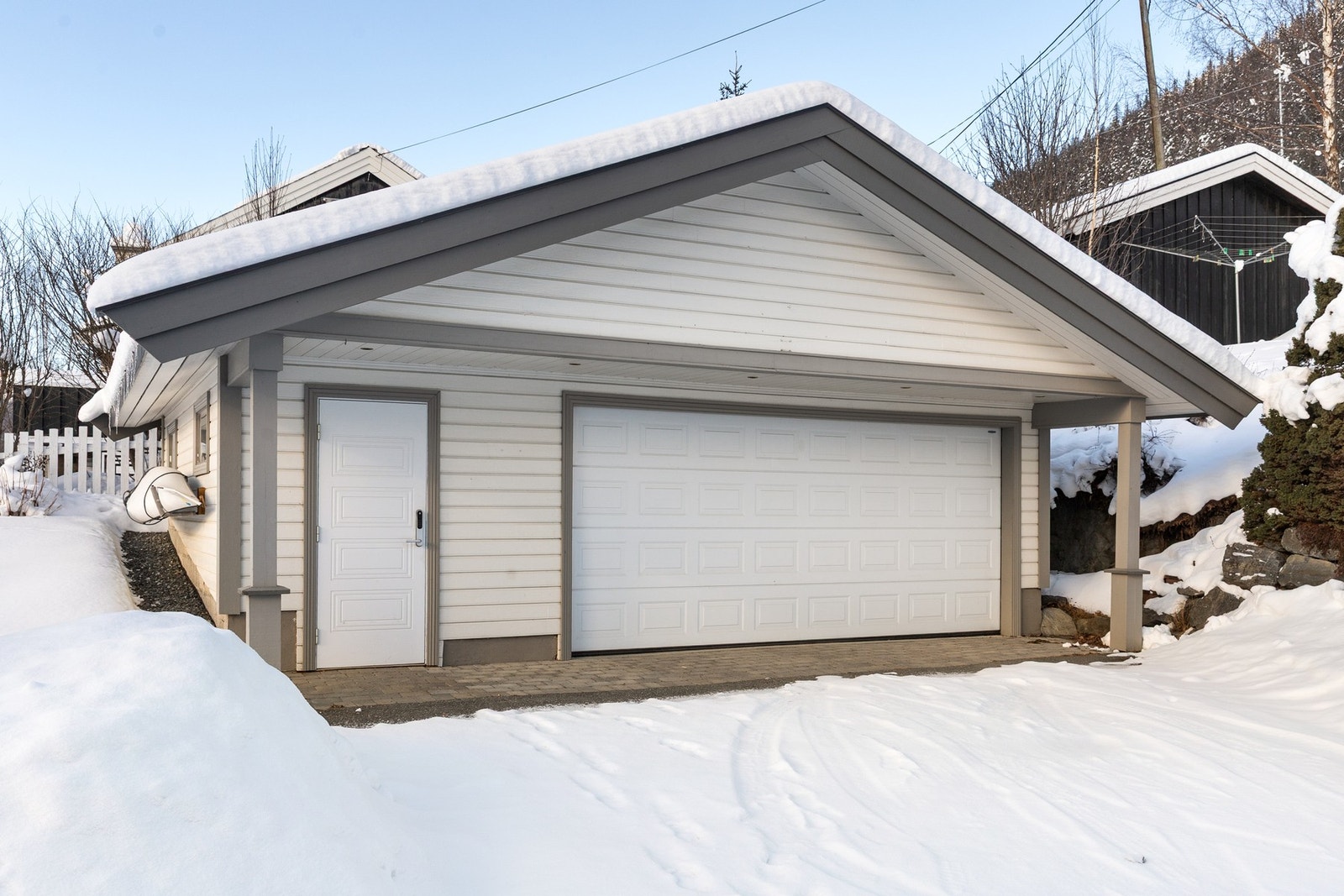 På eiendommen finnes praktisk dobbelgarasje som ble bygd i 2003. Her finnes to oppstillingsplasser til bil og her er også installert elbillader Galleribilde