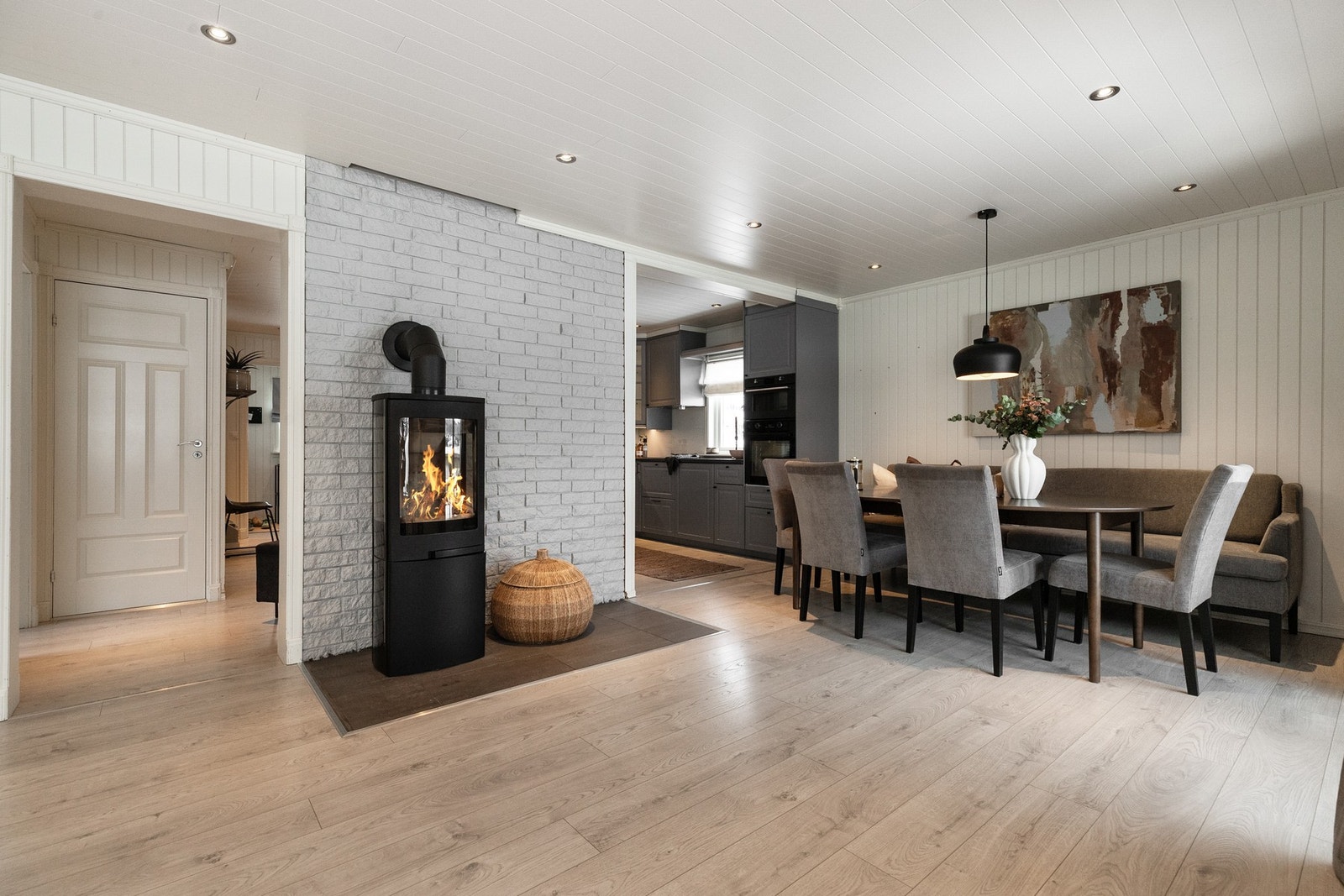 Ny peisovn gir ekstra oppvarmingsmuligheter og hyggelig atmosfære på kaldere dager Galleribilde