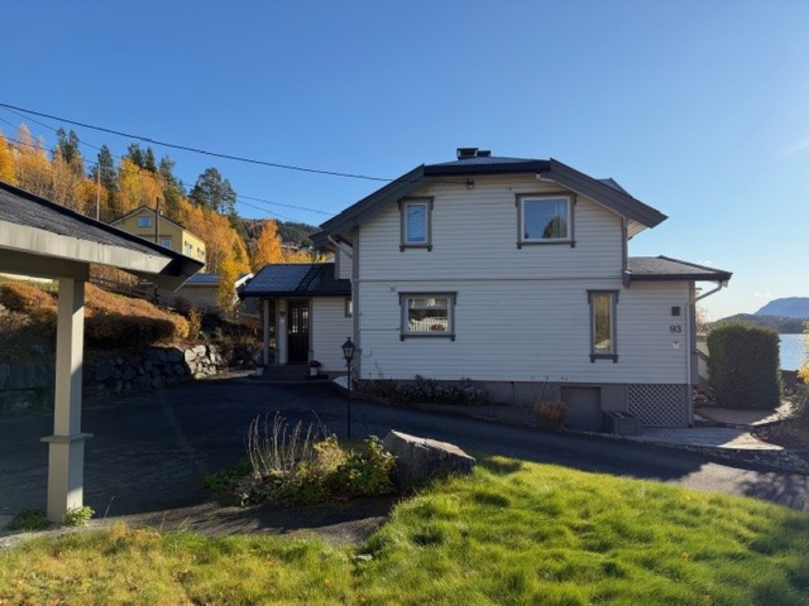 Eiendommen byr også på stor hage over flere nivå. Bilde fra selgers arkiv. Galleribilde