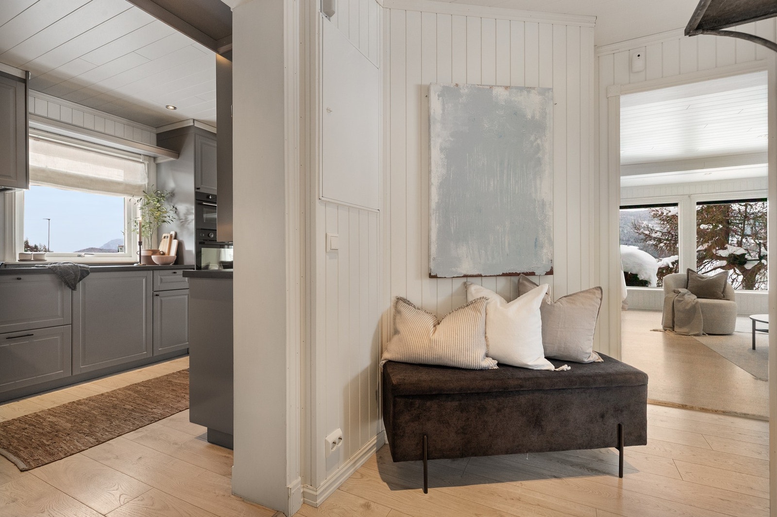Fra gangen er det åpent inn til både kjøkken og stue Galleribilde