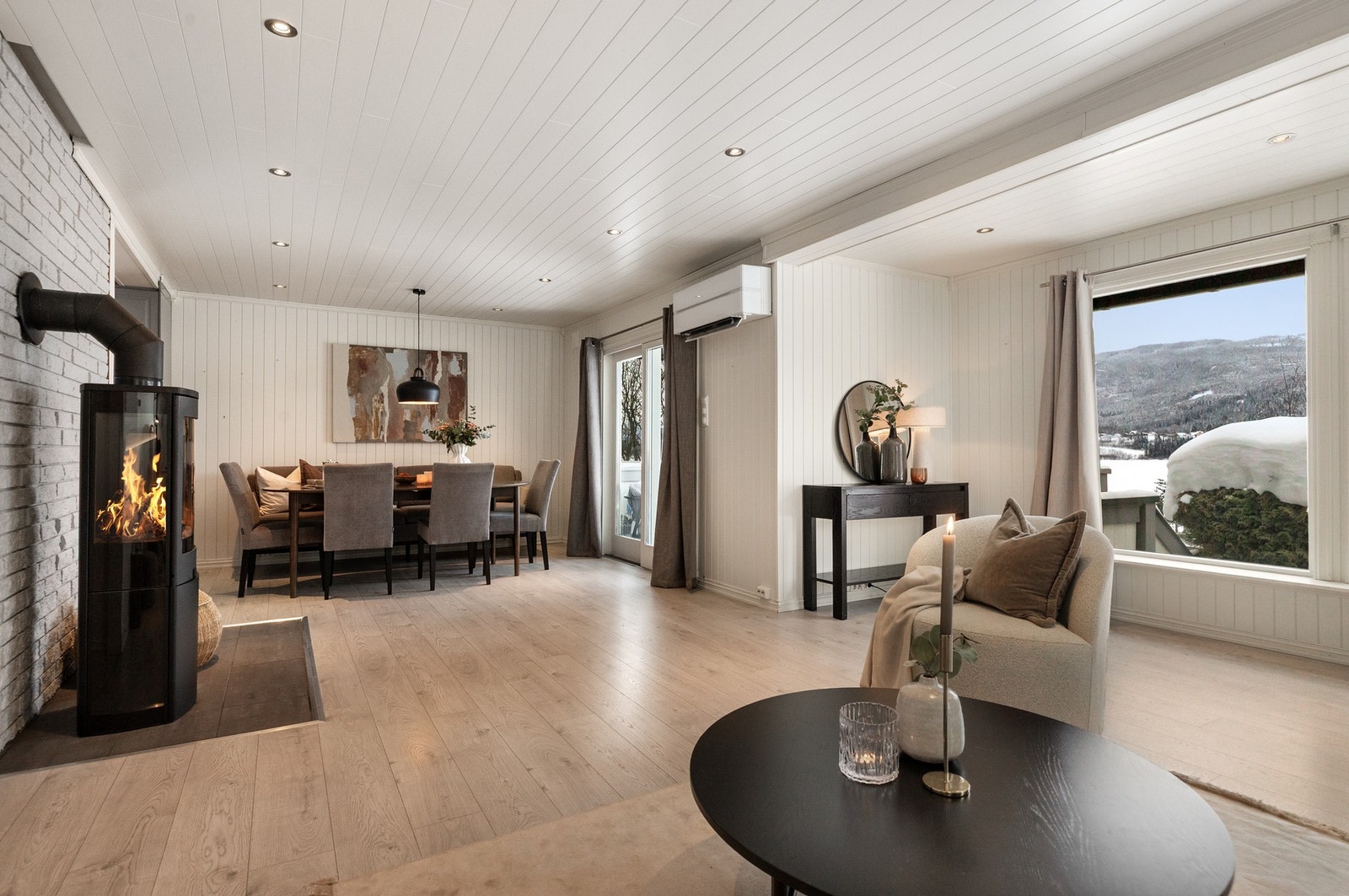 Boligens stuedel er romslig og her gir store vindusflater både godt lysinnslipp og utsikt mot Strandefjorden Galleribilde