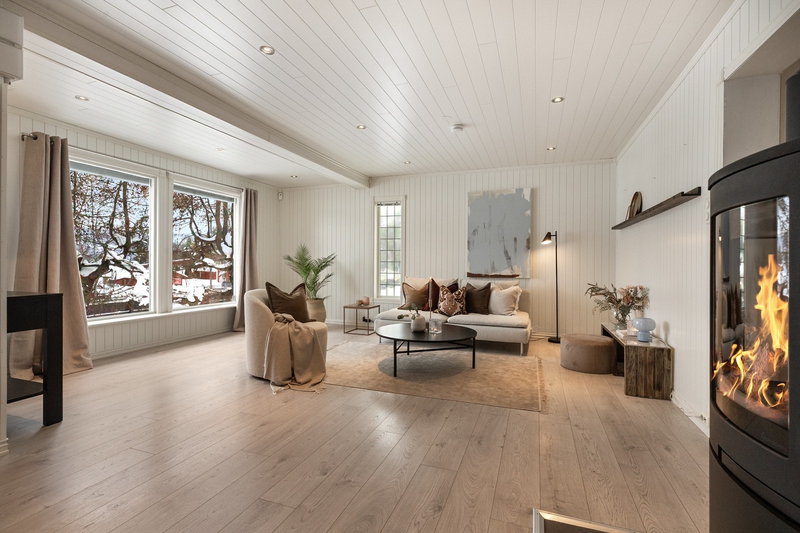 Downlights innfelt i tak i hele stuedelen gir godt lys på kveldstid Galleribilde