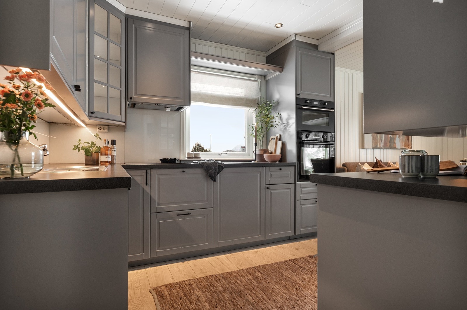 Integrert koketopp og oppvaskmaskin ved dørfront finnes det også på kjøkkenet. Galleribilde