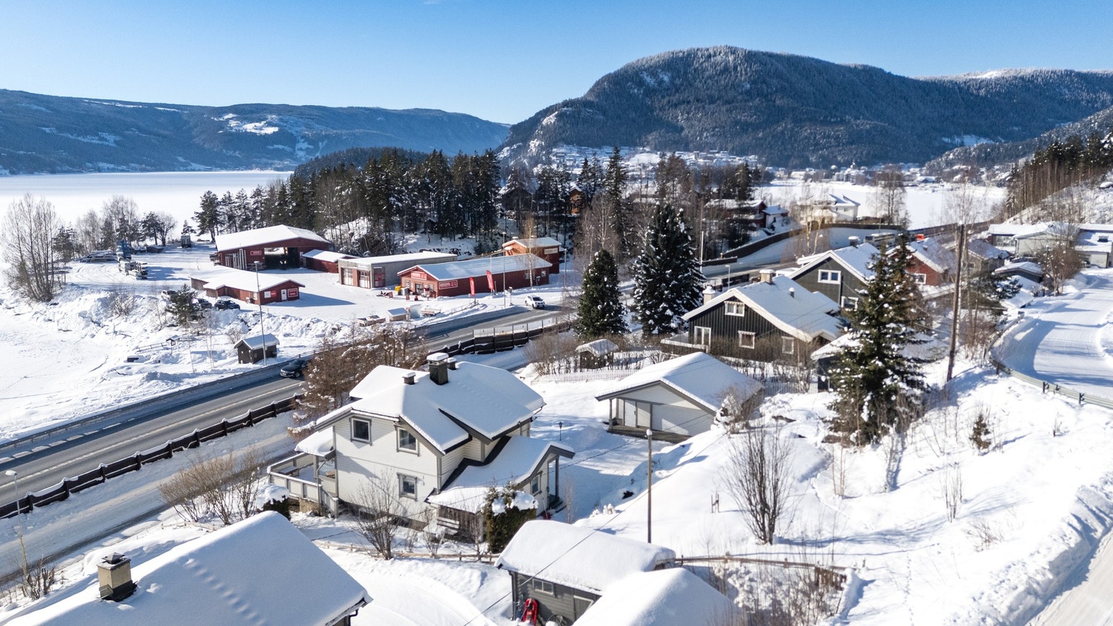 Valdresvegen 93 har attraktiv beliggenhet på Fagernes med flott utsikt, gode solforhold og kort vei til byens fasiliteter Galleribilde
