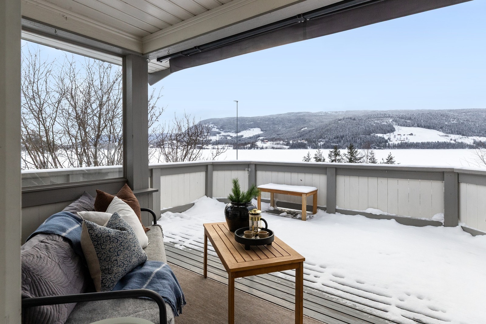 Innbydende enebolig med gode solforhold og flott utsikt over Strandefjorden Galleribilde