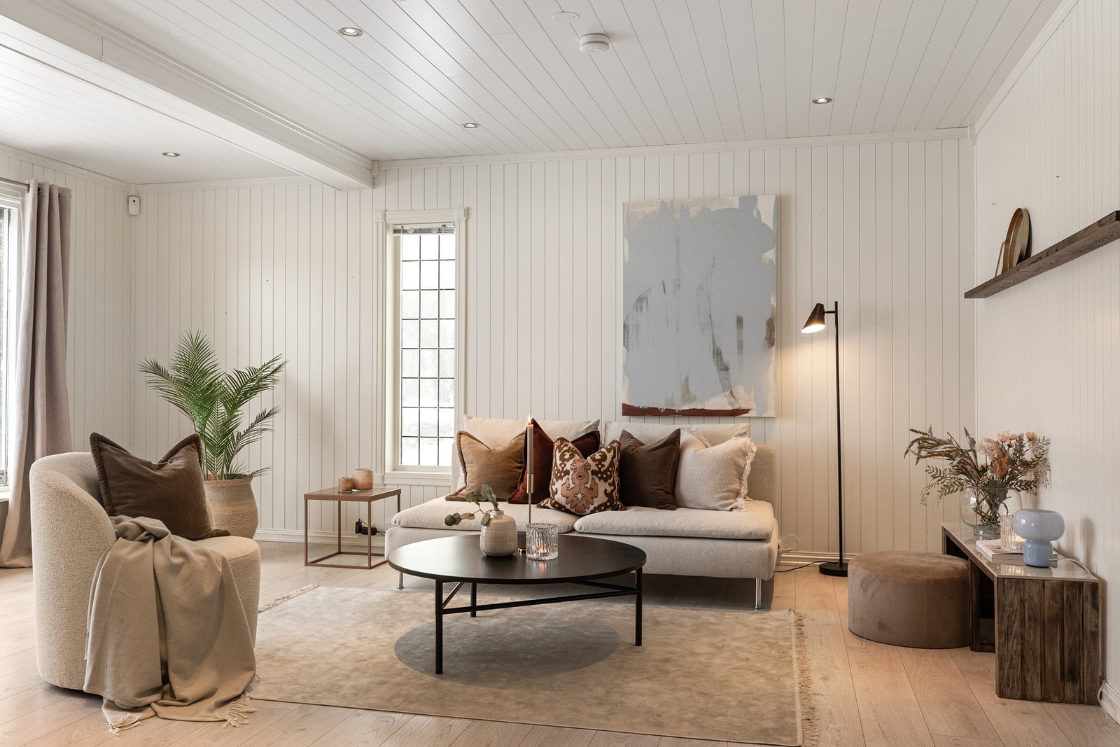 Stuen byr på flere møbleringssoner Galleribilde