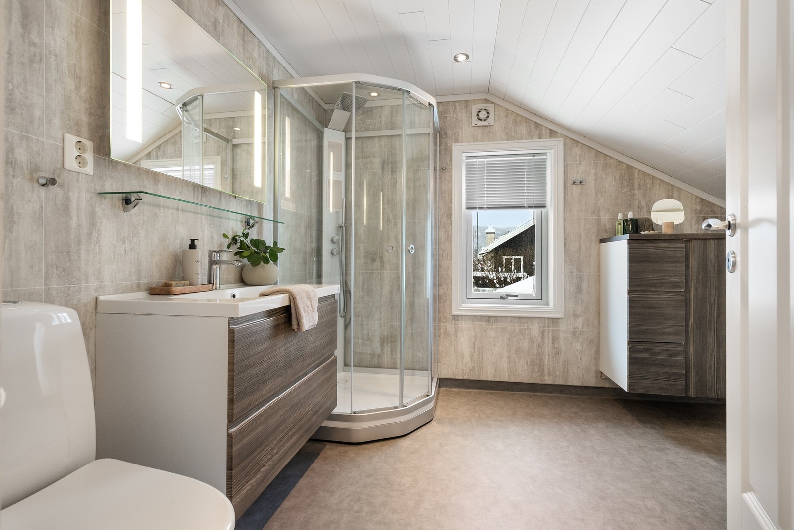 Her ble det lagt nytt belegg på gulvet desember 2025 Galleribilde