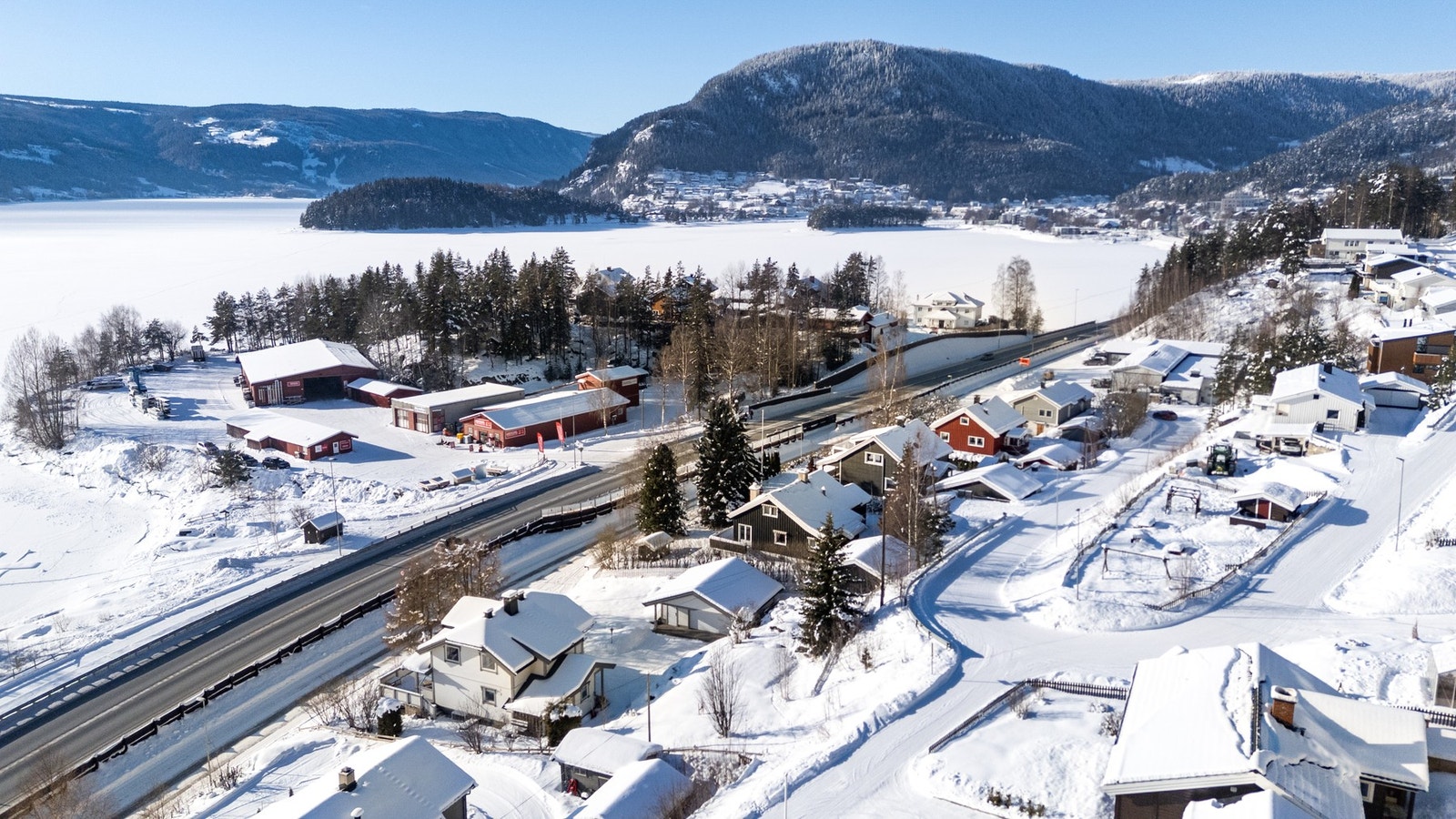 Eiendommen ligger sentralt og kort vei til alt, tilgang til brygge- og båtplass Galleribilde