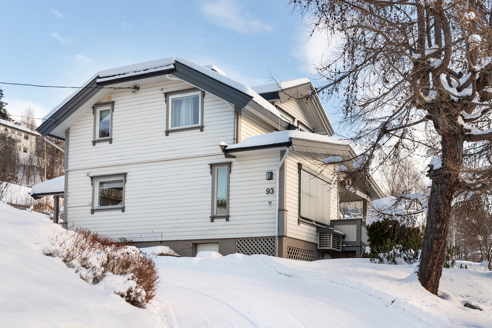 Markise på terrasse samt persienne på stuevindu gir muligheter for regulering av lysinnslipp, praktisk når solen står lavt Galleribilde