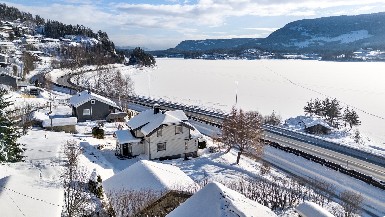Eiendomsmegler Marit Nystuen presenterer Valdresvegen 93 på Fagernes. Foto: Christine Stokkebryn Galleribilde