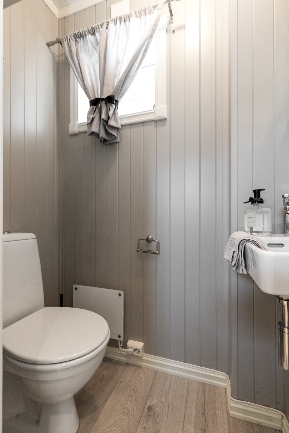 I 1.etasje er det også eget toalettrom med gulvmontert vannklosett. Galleribilde