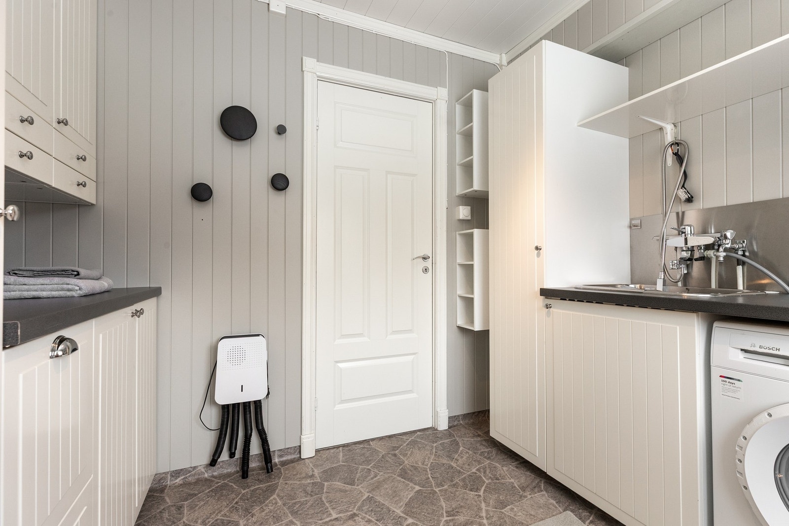 Rommet byr for øvrig på godt med skapplass til oppbevaring, og her finnes også fryseskap som også medfølger. Galleribilde