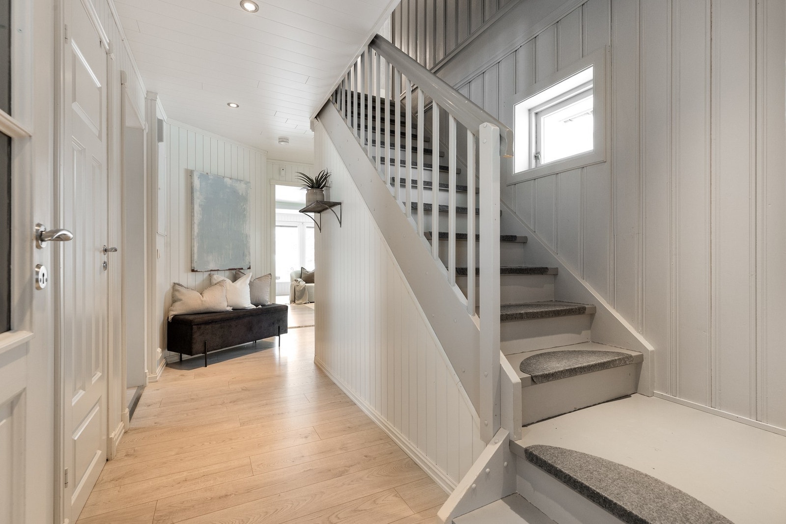 Trapp opp til 2.etasje finner man i gangen Galleribilde