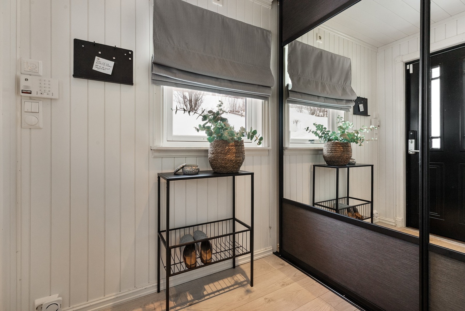 I boligens entré er det plassbygd skyvedørsgarderobe som gir godt med plass til oppbevaring og oppheng av sko og yttertøy Galleribilde