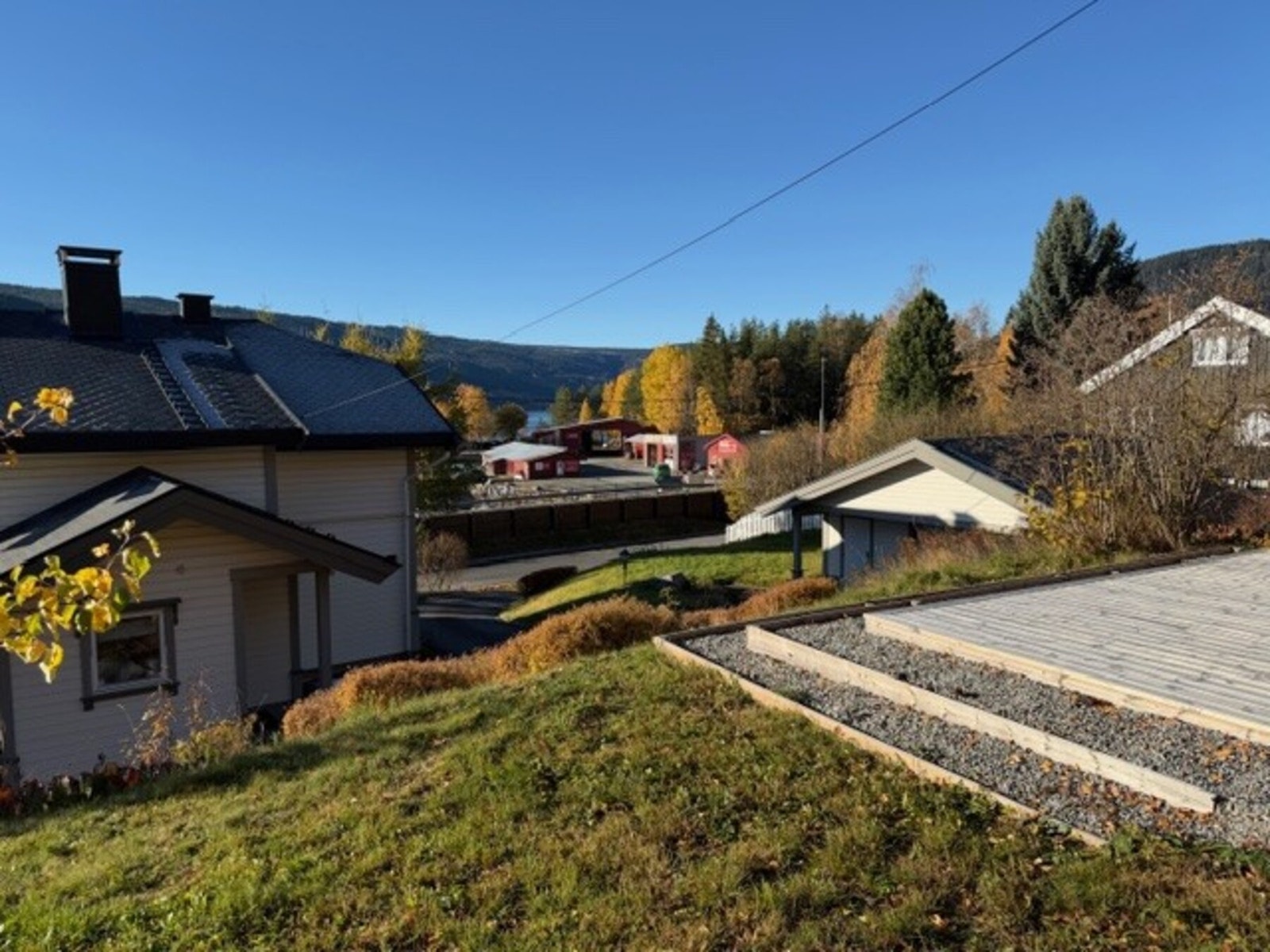 Ny platting øverst på tomten gir enda flere muligheter til å nyte de gode solforholdene. Bilde fra selgers arkiv Galleribilde