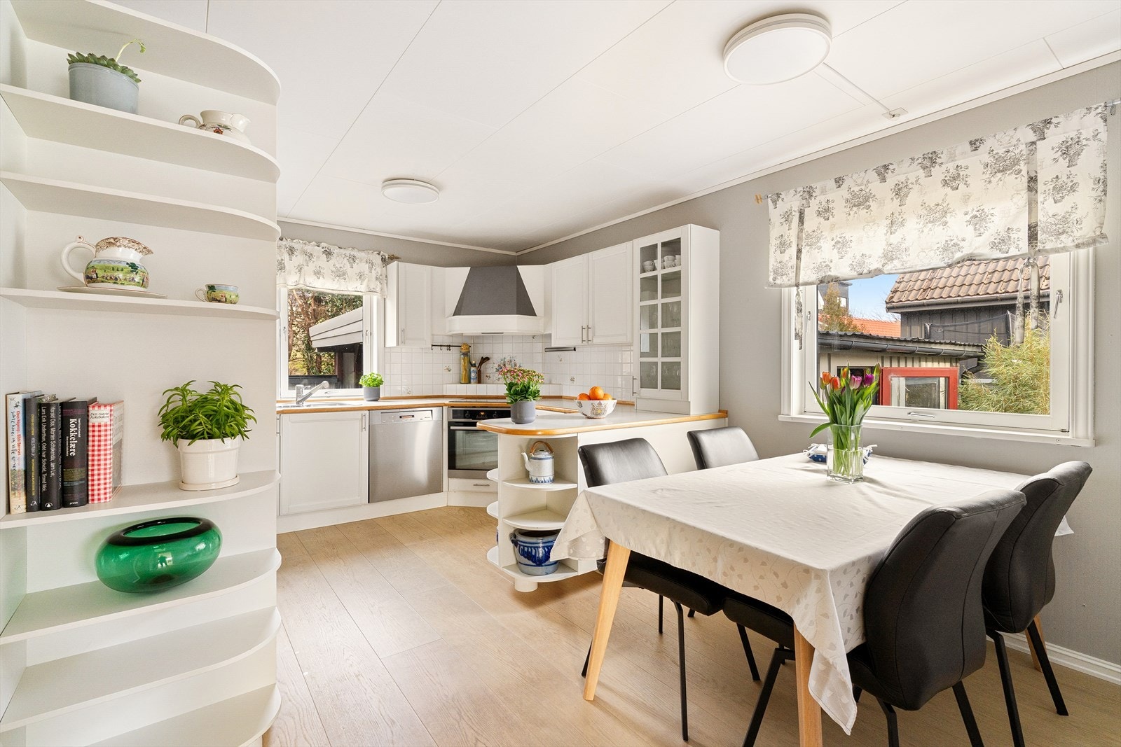 Kjøkken er adskilt fra stuen og har godt med skapplass Galleribilde