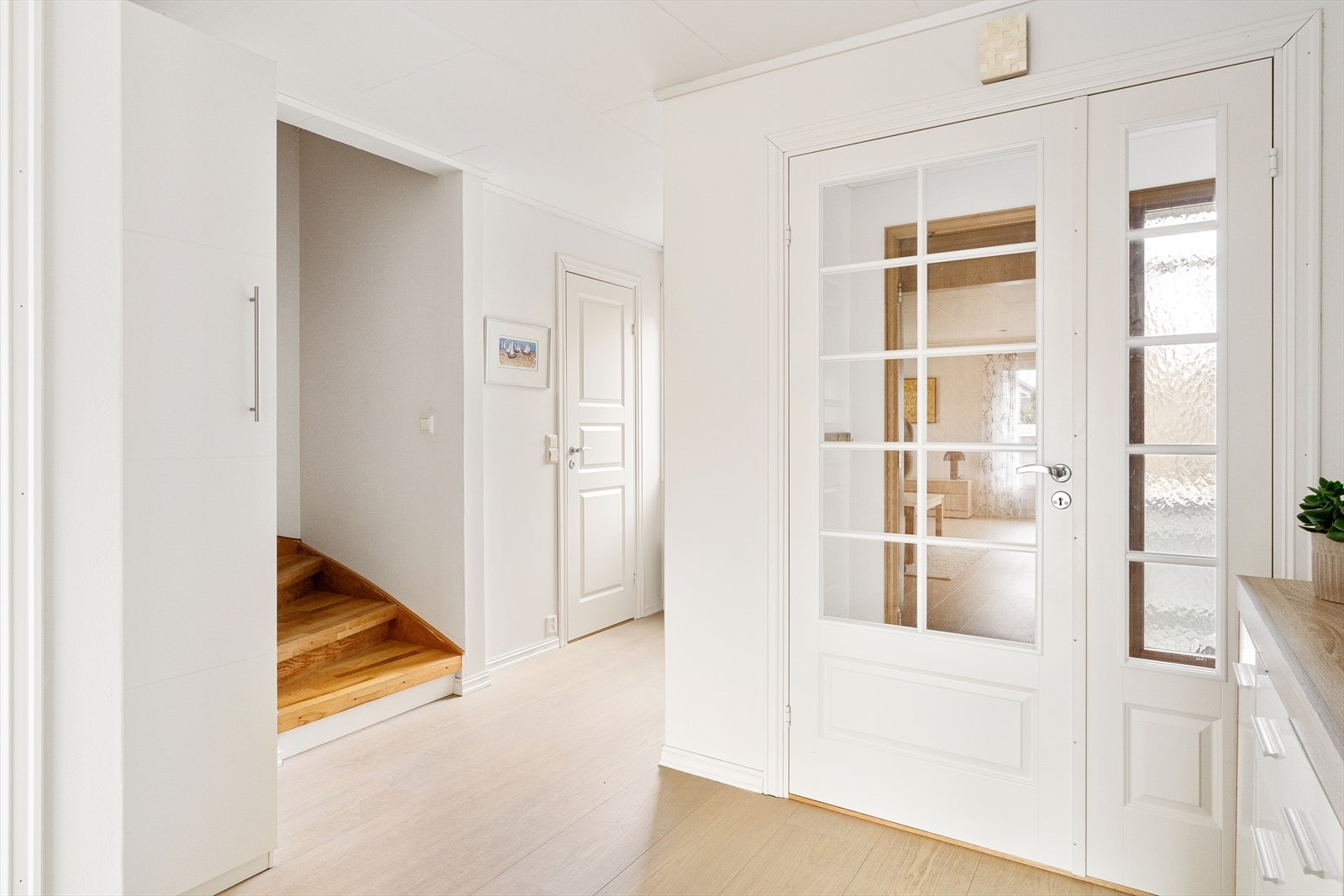 Romslig og lyst inngangsparti Galleribilde