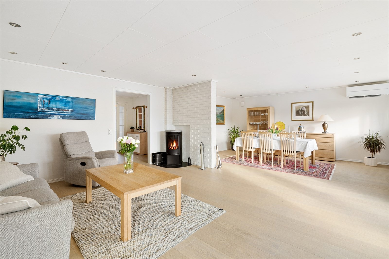 Stor stue med god plass til langbordet Galleribilde