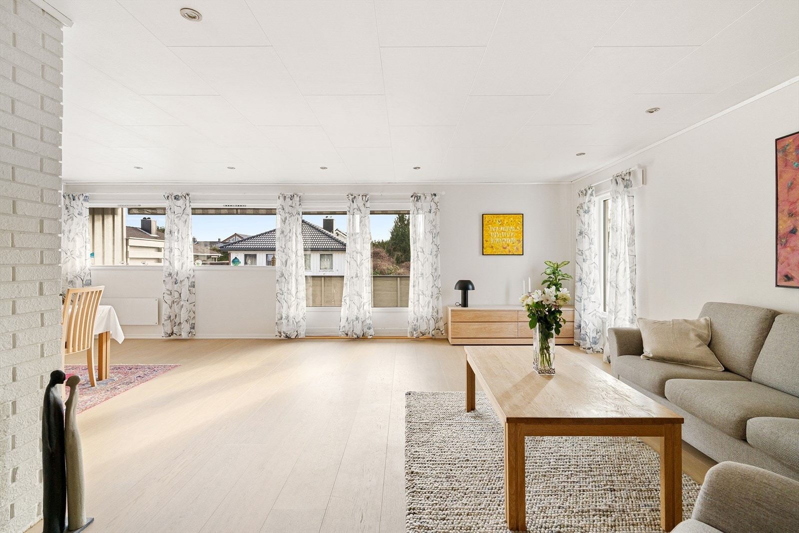 Lysmalt stue med lekker 1 stavs parkett. Store vinduer som slipper inn naturlig dagslys Galleribilde