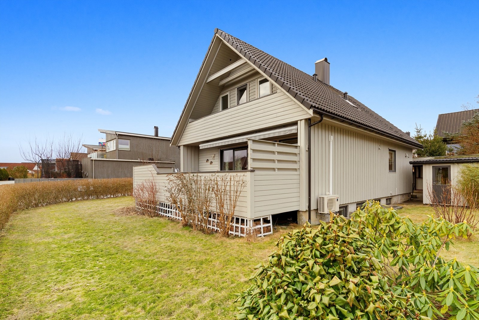 Flott enebolig på ryddig og velholdt tomt. Gode solforhold. Galleribilde