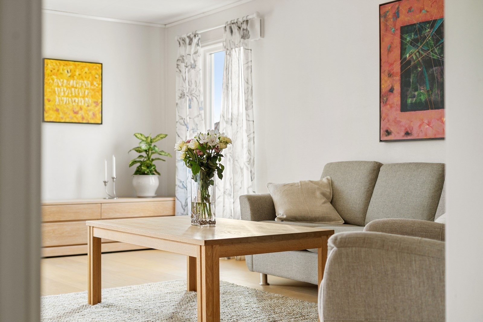 Flere møbleringsmuligheter i stuen Galleribilde