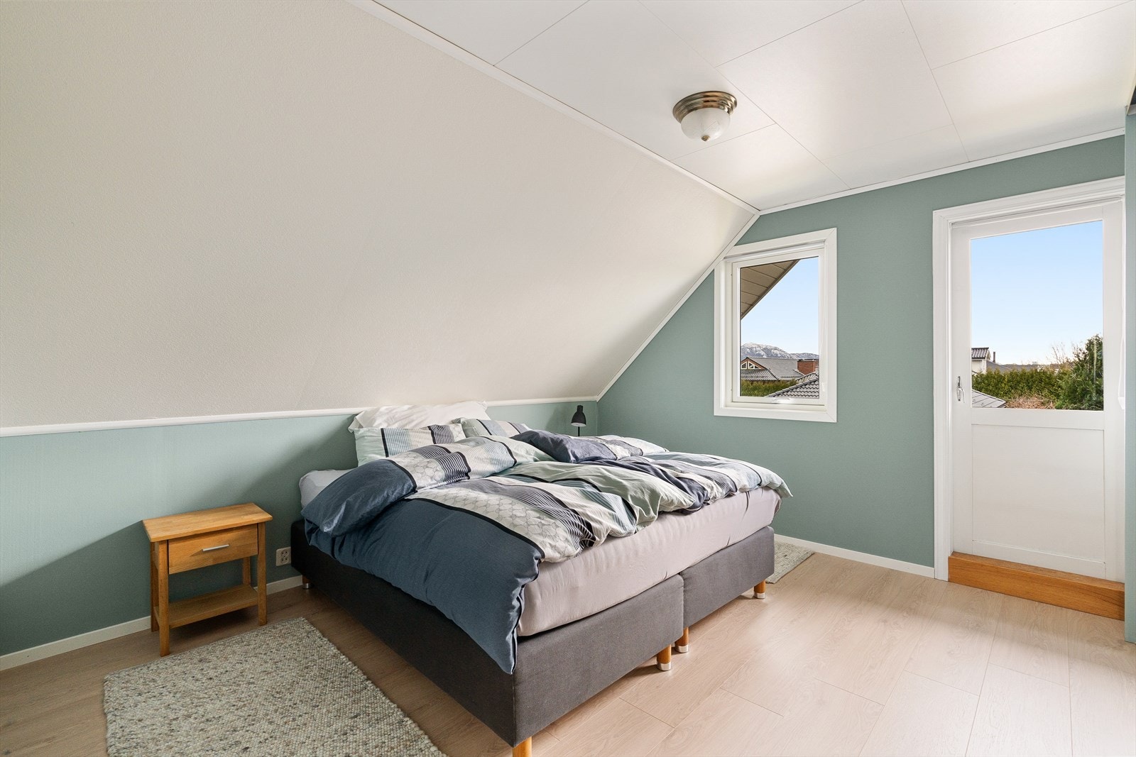 Soverom med utgang til balkong. Galleribilde