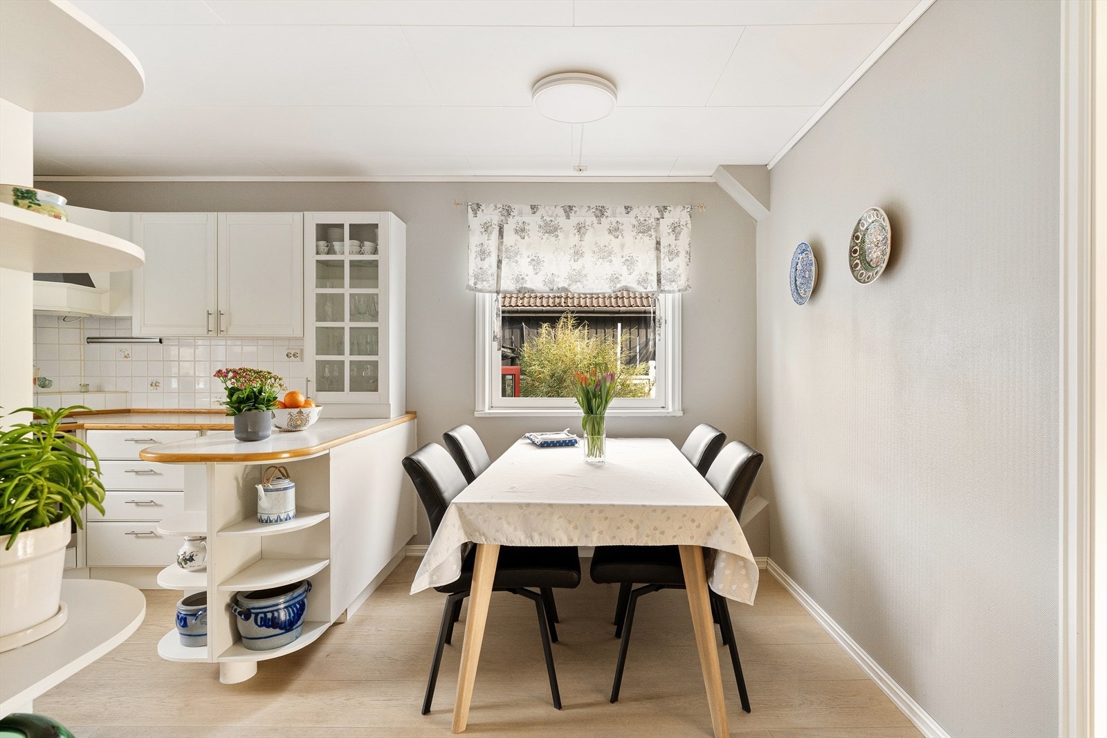 Kjøkken med spisenisje Galleribilde