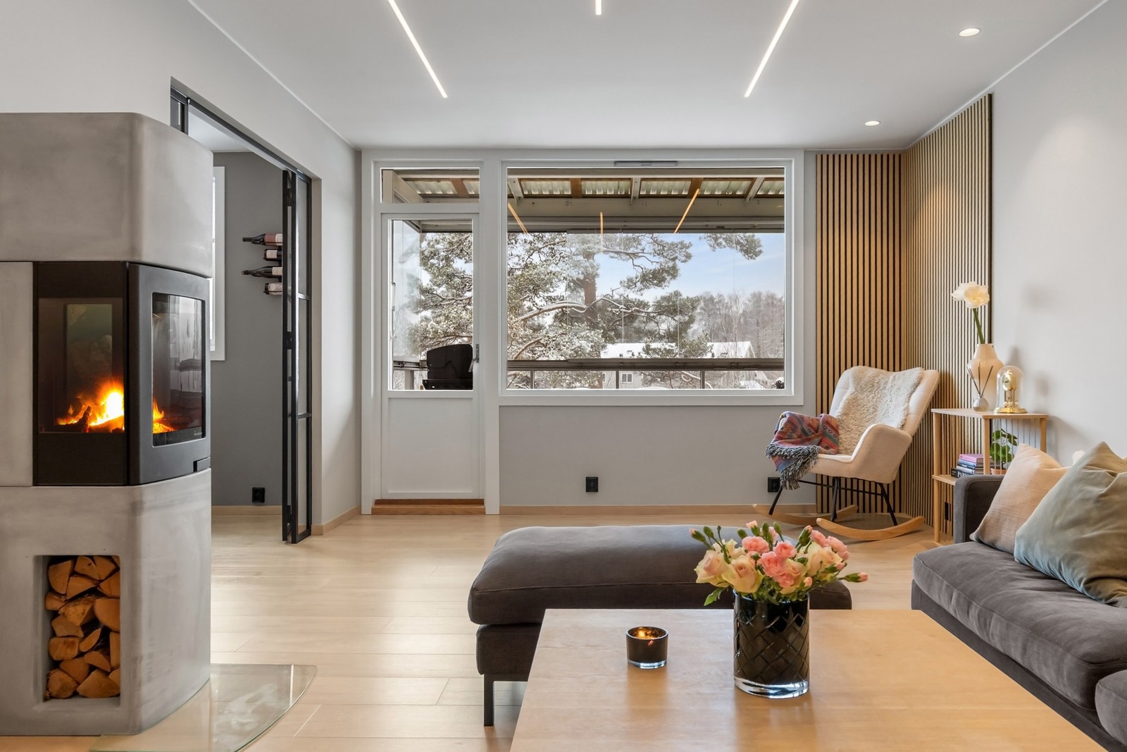 Fra stuen er det utgang til innglasset balkong Galleribilde