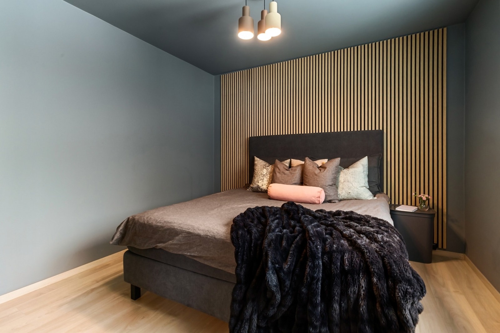 Romslig hovedsoverom med god plass til dobbeltseng Galleribilde