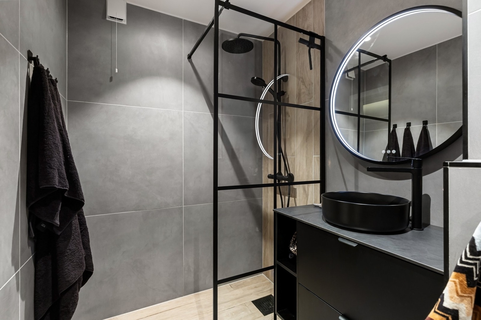 Utstyrt med varmekabler, downlights, vegghengt toalett, dusjhjørne og plass til vaskemaskin Galleribilde