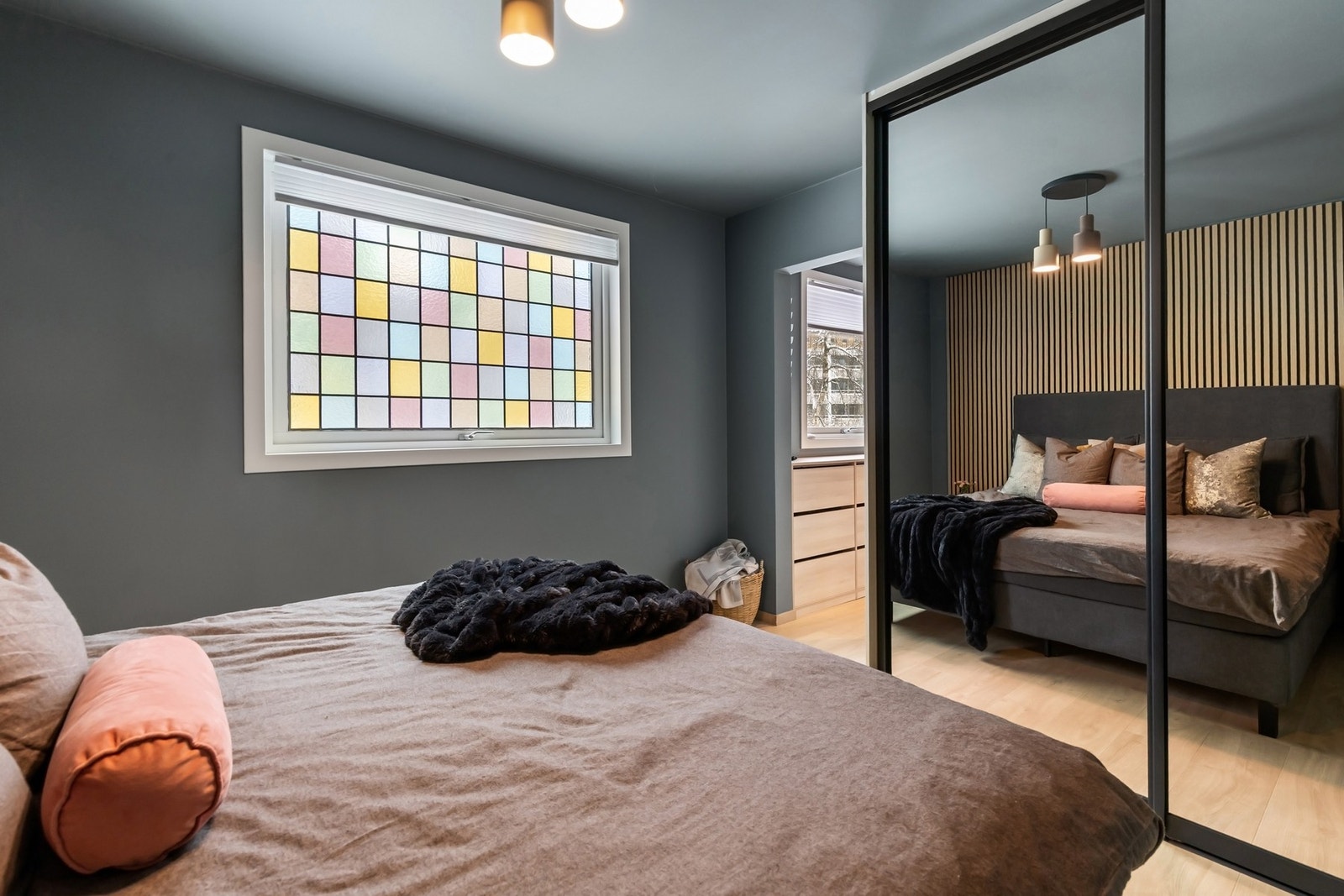 Praktisk skyvedørsgarderobe på soverommet Galleribilde