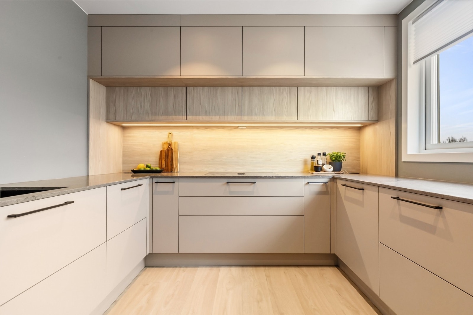 Utstyrt med integrert oppvaskmaskin, vinskap, stekeovn samt induksjonstopp fra AGE Galleribilde