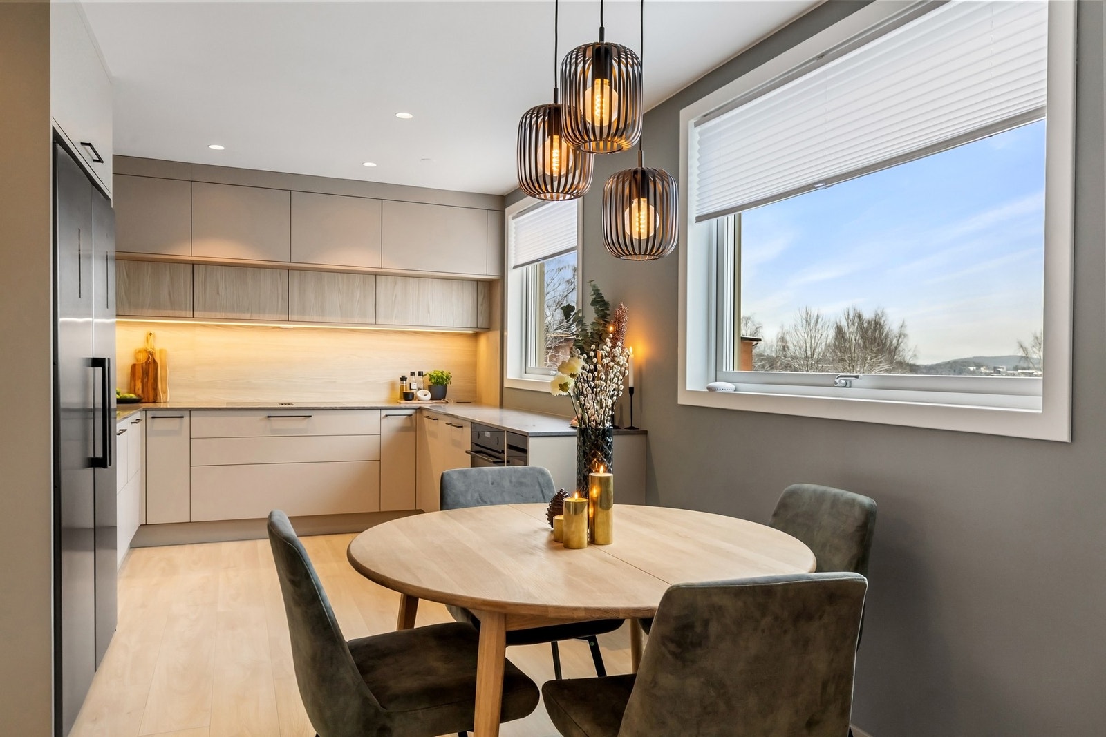 Kvalitetskjøkken fra Inmente med god benke- og skapplass Galleribilde