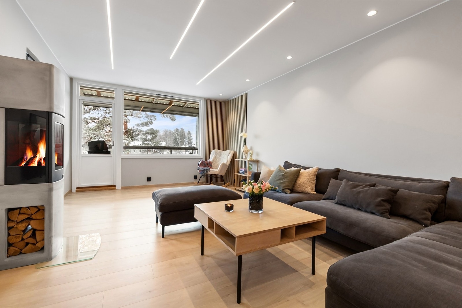 Romslig stue med moderne elementpeis fra Nordpeis Galleribilde