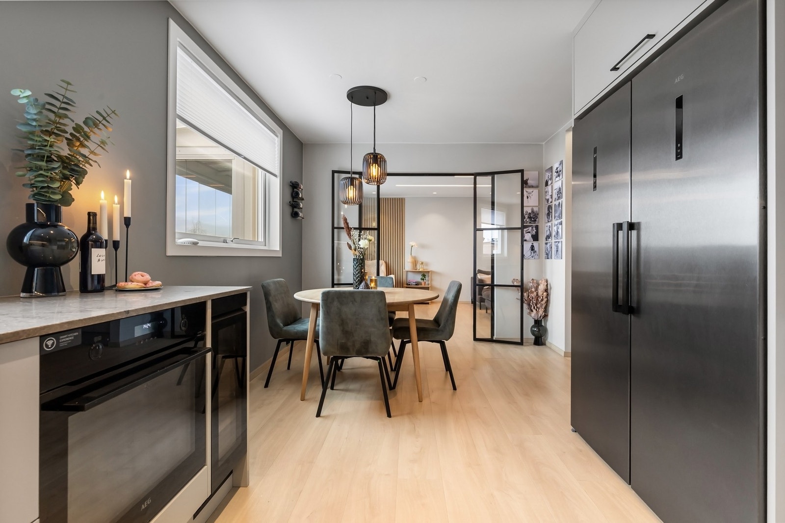 Det er satt av plass til frittstående kjøle- og fryseskap i nisje som medfølger Galleribilde