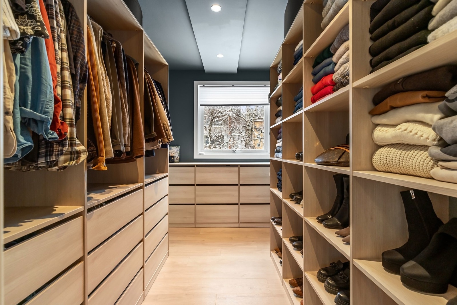 Det er satt inn praktiske garderobeskap fra Garderobeeksperten Galleribilde