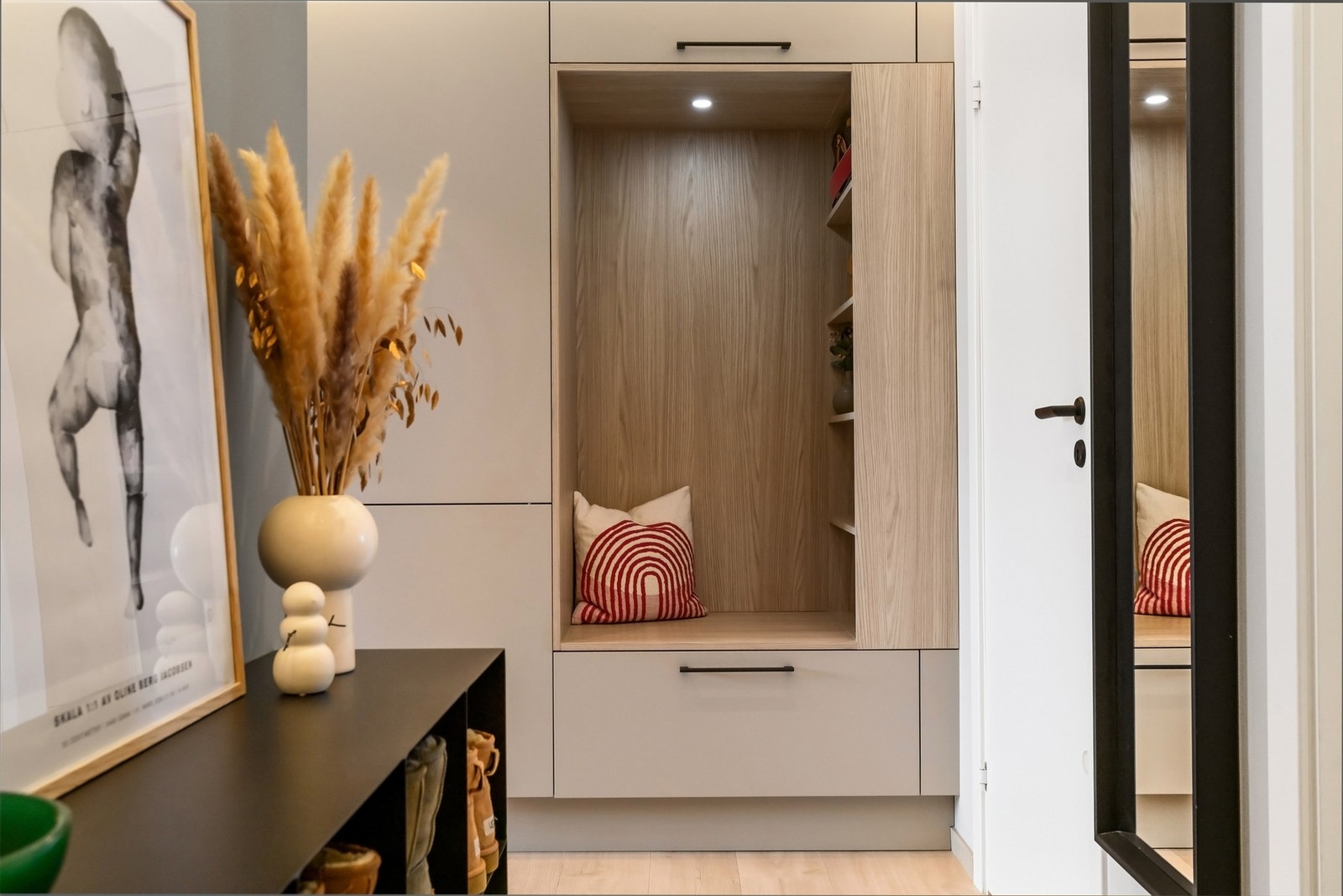 Elegant og praktisk garderobenisje i innredningen Galleribilde