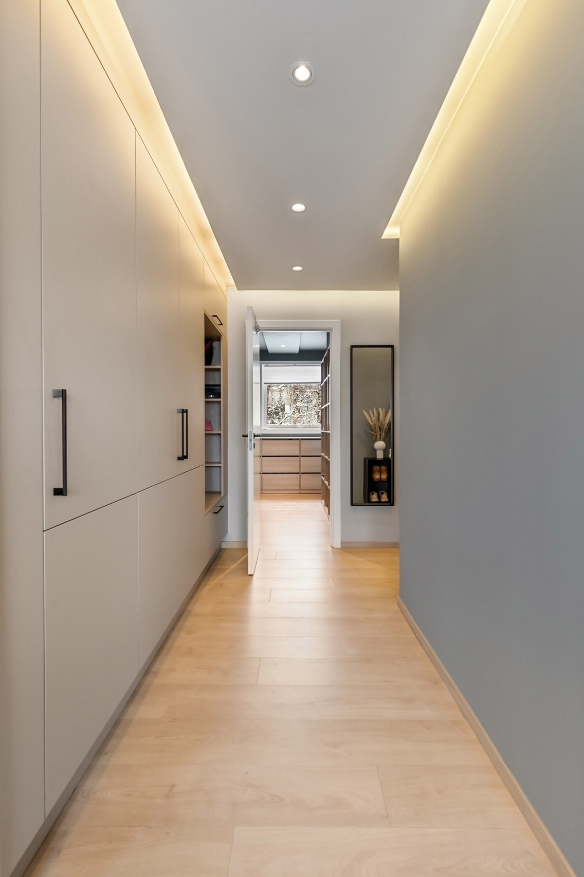 I gangen er det spesialtilpasset garderobeløsning fra Inmente Galleribilde