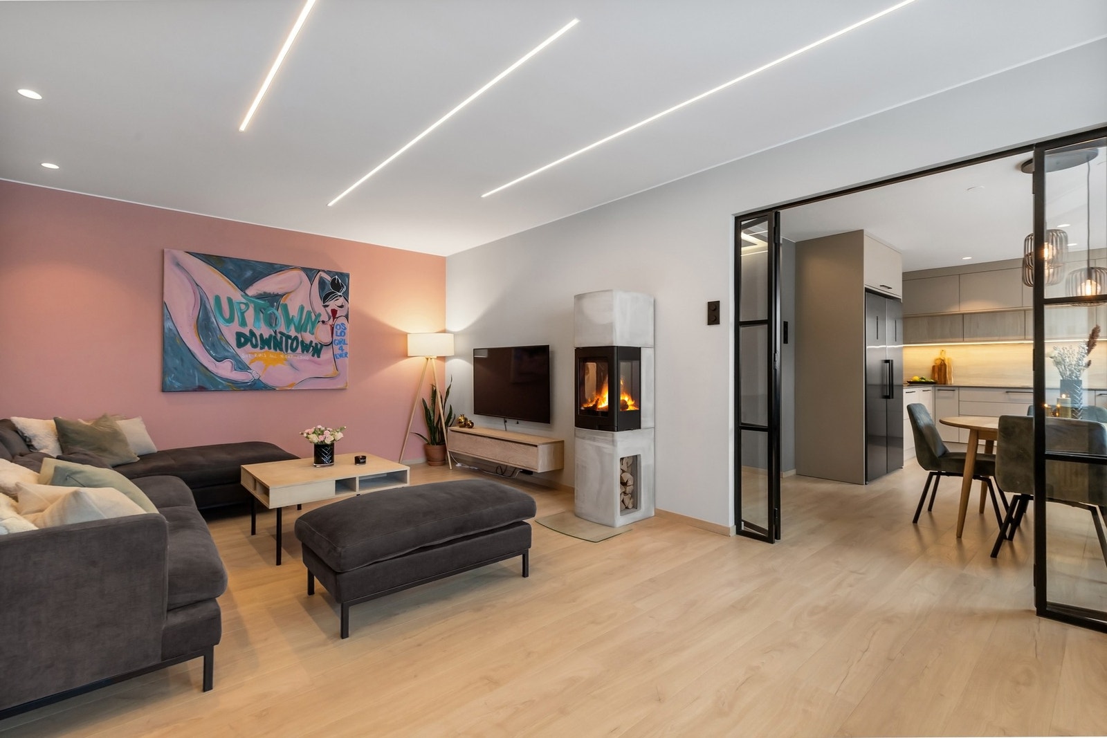 Moderne glassdører i smijern mellom stue og kjøkken Galleribilde