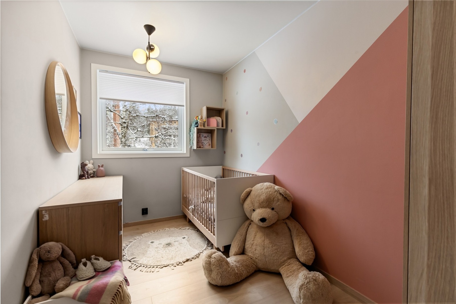 Soverom 2 egner seg godt til barnerom, gjesterom eller kontor Galleribilde