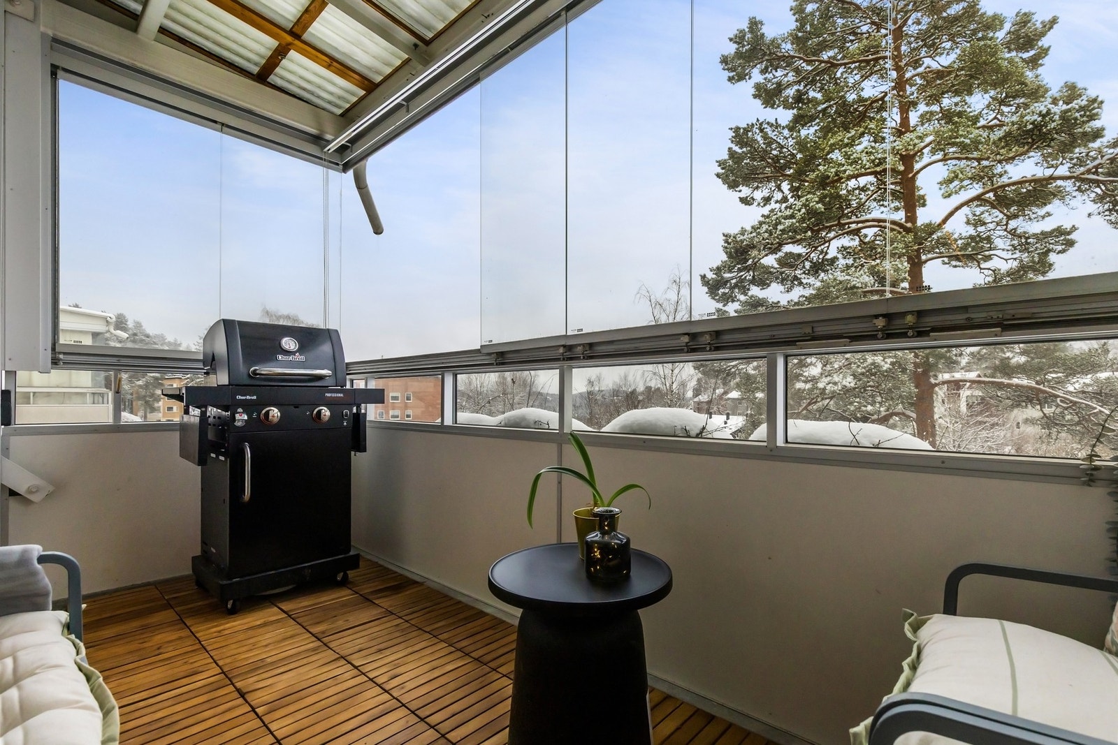 Balkongen har god plass til utemøblement Galleribilde