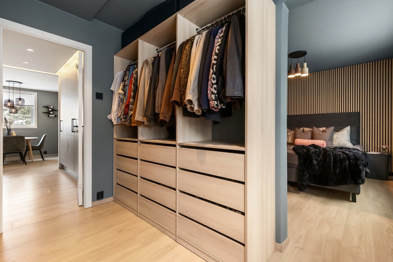 Et av soverommene benyttes i dag som walk-in garderobe Galleribilde