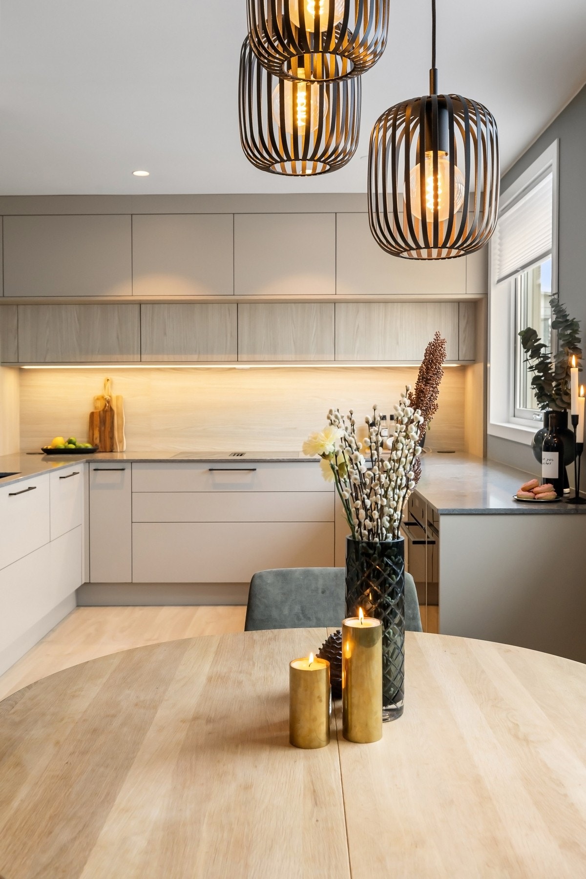 Innredningen har også benkeplate i stein Galleribilde