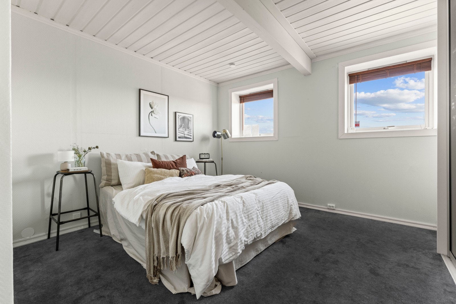 Hovedsoverommet er av god størrelse med plass til dobbeltseng og tilhørende nattbordsmøblement. Galleribilde