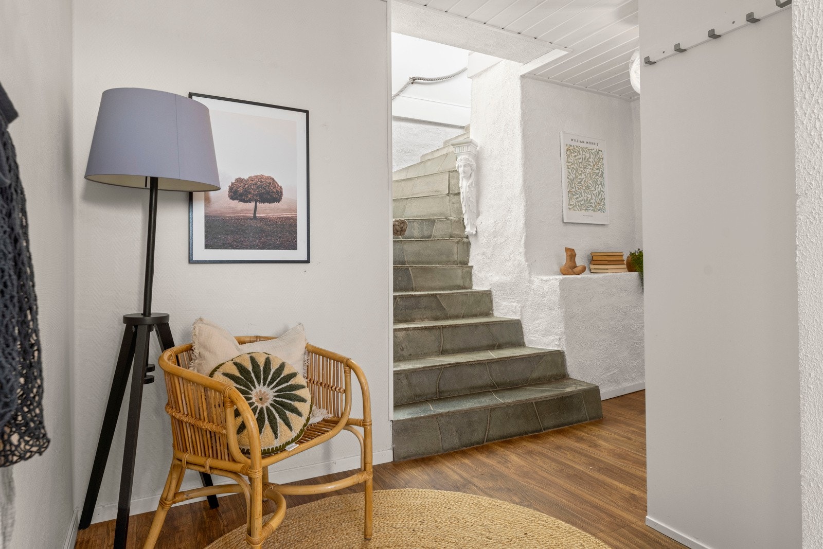 En flott skifertrapp tar deg ned til boligens underetasje. Galleribilde